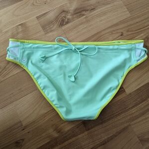Lululemon Surf to Sand Bikini 8 Hipster Bottom Dragonfly / Lemon Lime